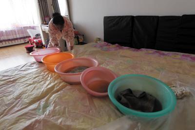 兴义楼上漏水，住户失联，小区没物管，业主维权难！律师来支招……